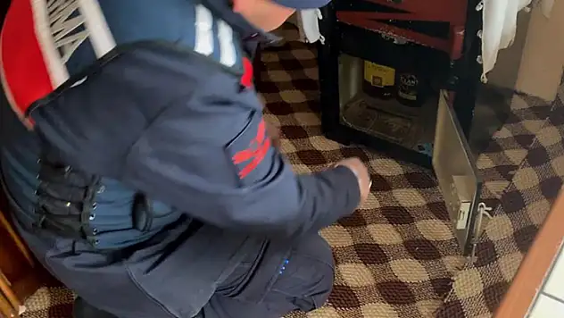 Aksaray'da yılbaşı öncesi operasyon: Sahte içkiler çelik kasadan çıktı
