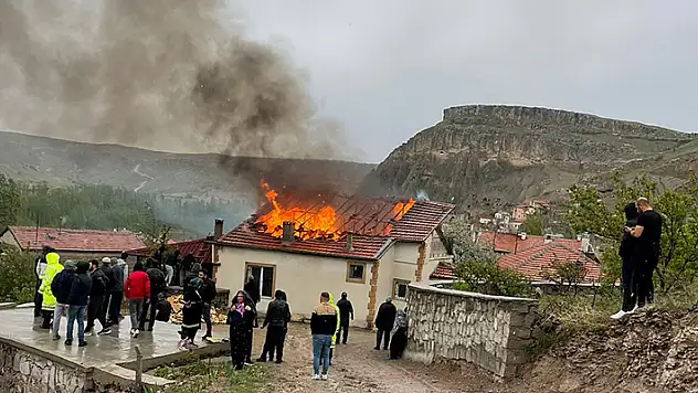 Aksaray'da yıldırım düşen evin çatısı yandı

