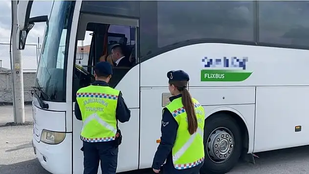 Aksaray'da yolcu otobüsleri jandarma ekiplerince denetleniyor
