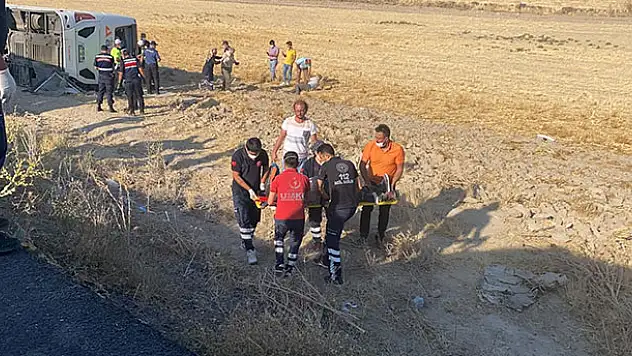 Aksaray'da yolcu otobüsü devrildi: 2'si ağır 32 yaralı