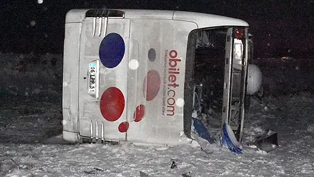 Aksaray'da yolcu otobüsü devrildi! 22 kişi yaralandı