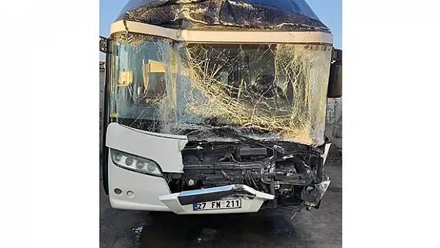 Aksaray'da yolcu otobüsü tıra çarptı: 4 yaralı
