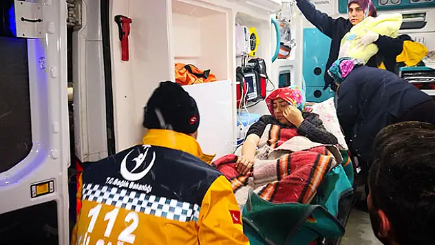 Aksaray'da yollar kapandı! Anne adayı kar paletli ambulansta doğum yaptı