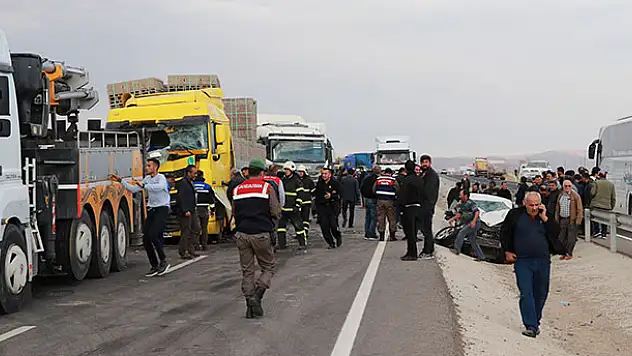 Aksaray'da zincirleme trafik kazası, ölü ve yaralılar var