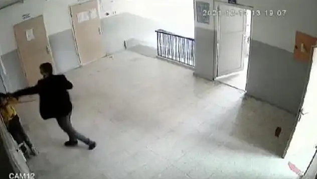 Aksaray'daki dayakçı öğretmen bu kez de dövdüğü öğrencinin babasıyla yumruklaştı