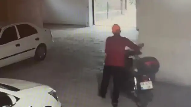 Aksaray'daki motosiklet hırsızı önce güvenlik kamerasına sonra polise yakalandı
