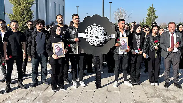 Aksaray'daki trafik kazasında ölen üniversite öğrencisinin arkadaşları fakülte girişine karanfil bıraktı
