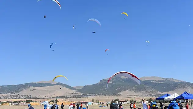 Aksaray'dan atlayan paraşütçüler Karapınar semalarını renklendirdi
