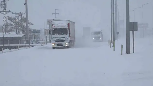 Aksaray-Konya kara yolu yoğun kar ve tipi nedeniyle ulaşıma kapandı
