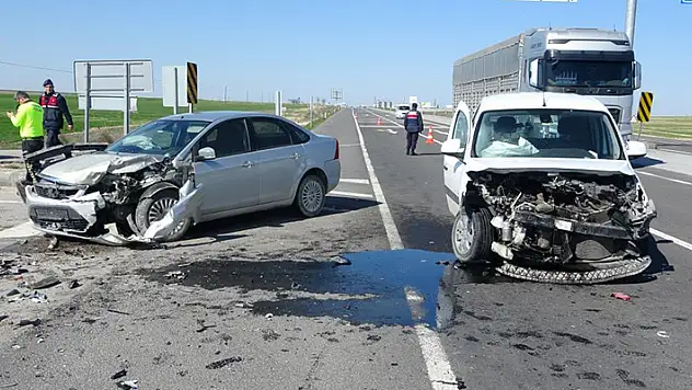 Aksaray - Konya kara yolunda hafif ticari araçla otomobilin çarpıştığı kazada 3 kişi yaralandı
