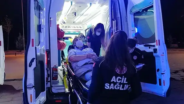 Aksaray-Konya kara yolunda hafif ticari araç şarampole yuvarlandı: 6 yaralı