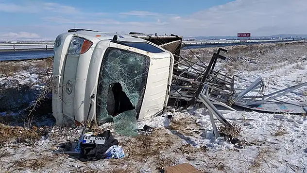 Aksaray- Konya kara yolunda kamyonet devrildi: 3 yaralı