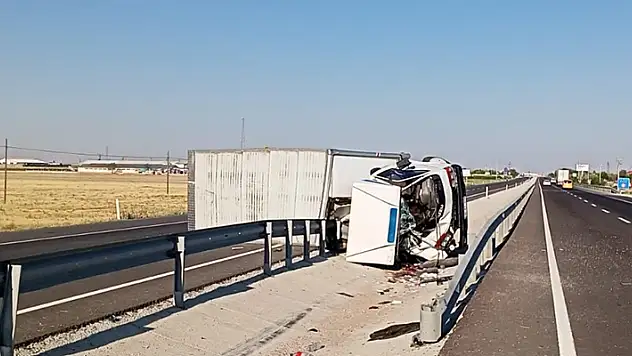 Aksaray-Konya kara yolunda kamyonet ile hafif ticari araç devrildi: 6 yaralı
