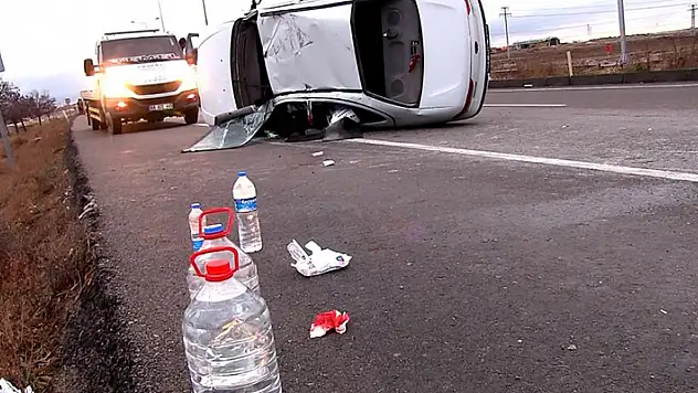 Aksaray-Konya kara yolunda karşı şeride geçen otomobil takla attı: 1'i bebek 4 yaralı
