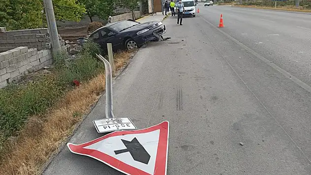Aksaray- Konya kara yolunda kaza! Hurdaya dönen otomobilden burnu bile kanamadan kurtuldu
