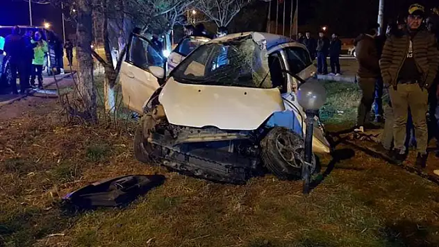 Aksaray-Konya kara yolunda kum yüklü tır ile otomobil çarpıştı: 1 ağır yaralı
