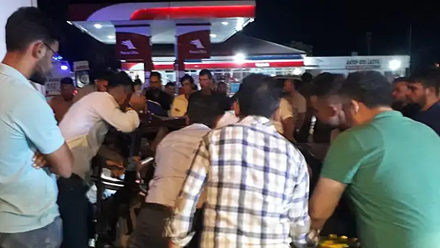 Aksaray-Konya kara yolunda otomobil elektrik direğine çarptı: 5 yaralı