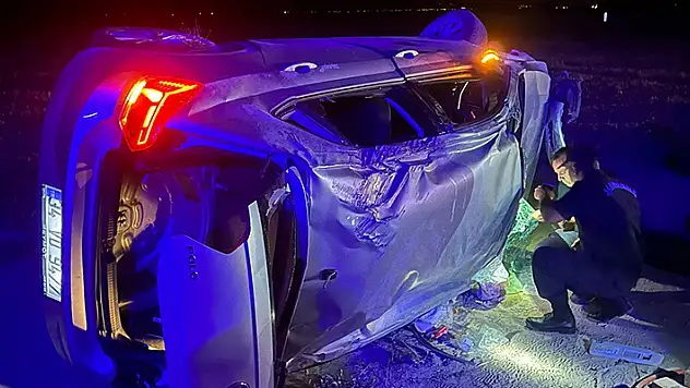 Aksaray-Konya kara yolunda otomobil ile traktör çarpıştı, 3 kişi yaralandı
