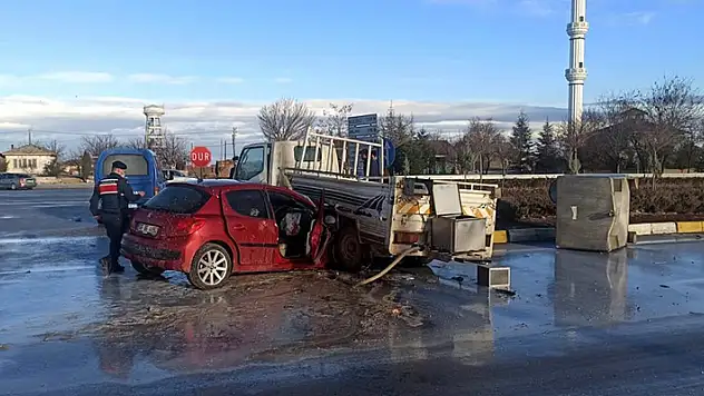 Aksaray - Konya kara yolunda otomobil kamyonetle çarpıştı: 2 yaralı
