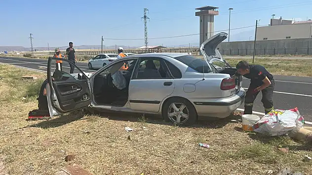 Aksaray-Konya kara yolunda otomobil refüje çıktı: 2 yaralı