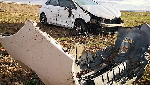 Aksaray-Konya kara yolunda otomobil şarampole takla attı: 2 yaralı
