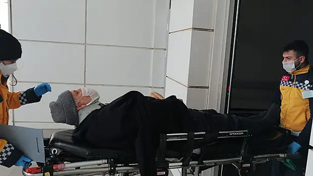 Aksaray - Konya kara yolunda otomobil şarampole devrildi: 3 yaralı