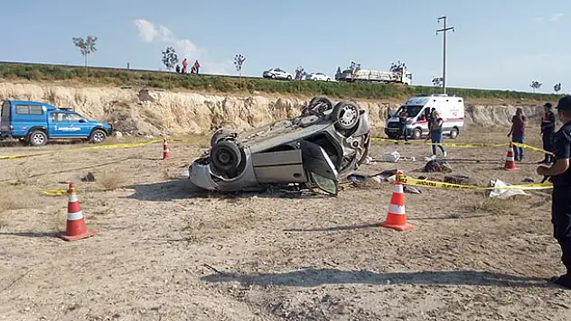 Aksaray-Konya kara yolunda otomobil şarampole devrildi: 1 ölü, 3 yaralı