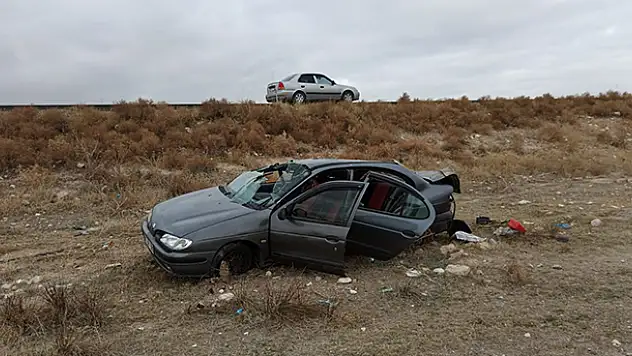 Aksaray - Konya kara yolunda şarampole devrilen otomobilde 2 kişi yaralandı
