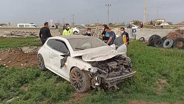 Aksaray - Konya kara yolunda şarampole düşüp 300 metre giden otomobil bahçe duvarından içeri girdi