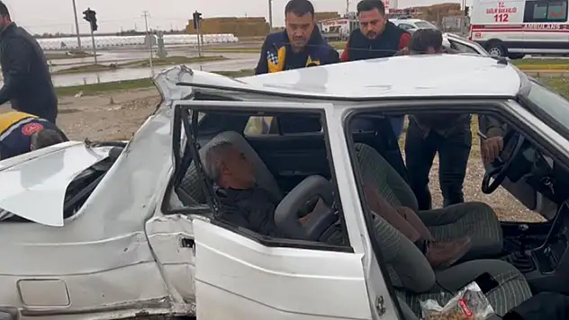 Aksaray - Konya kara yolunda sürücü, takla atıp hurdaya dönen otomobilden hafif sıyrıklarla kurtuldu
 