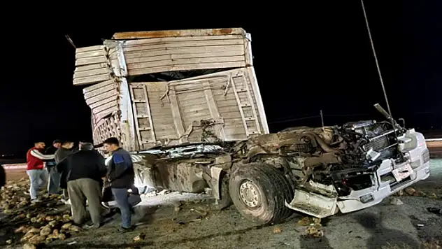 Aksaray-Konya kara yolunda  tır ile kamyon çarpıştı, 1 kişi yaralandı