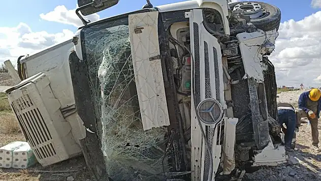 Aksaray-Konya kara yolunda tır şarampole devrildi: Sürücü bu araçtan burnu dahi kanamadan çıktı