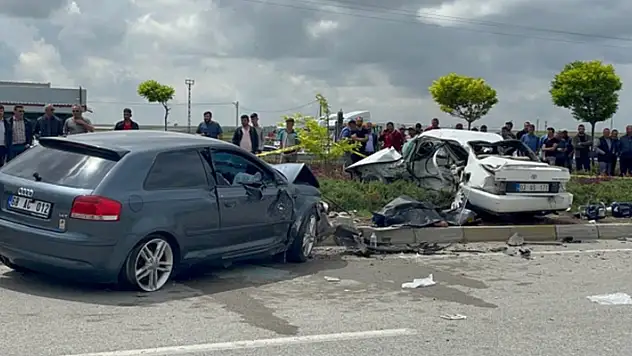 Aksaray-Konya kara yolunda yaşanan trafik kazasında 3 kişi öldü, 2 kişi yaralandı
