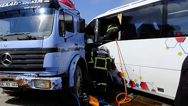 Aksaray - Konya Karayolunda midibüs ile kamyon çarpıştı, sıkışan sürücüyü itfaiye kurtardı