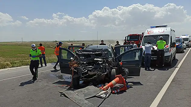 Aksaray - Konya karayolunda otomobil yol denetim kamyonetine arkadan çarptı: 3 yaralı