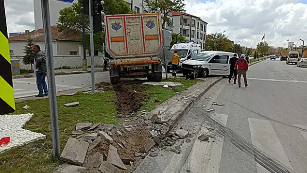 Aksaray- Konya yolunda kamyonet ile tır çarpıştı: 2 yaralı