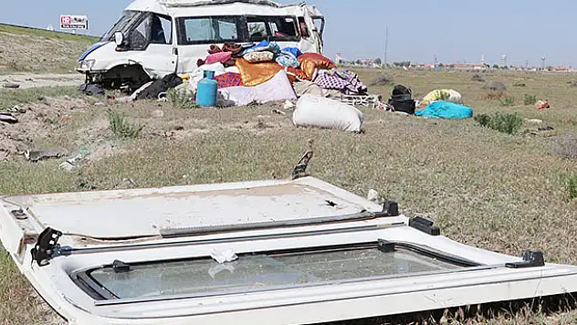 Aksaray- Konya yolunda  tarım işçilerini taşıyan minibüs devrildi: 13 yaralı