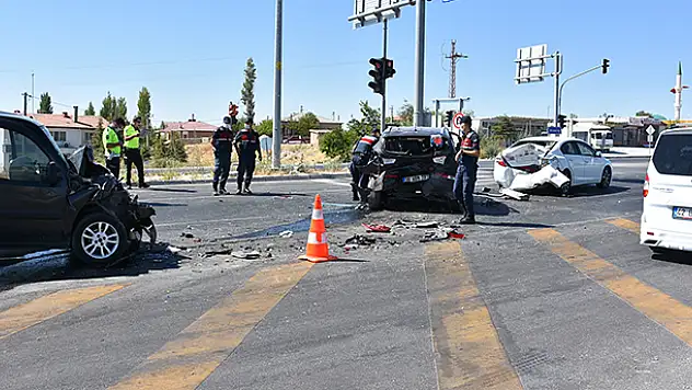 Aksaray-Konya yolunda zincirleme kaza: 3 yaralı