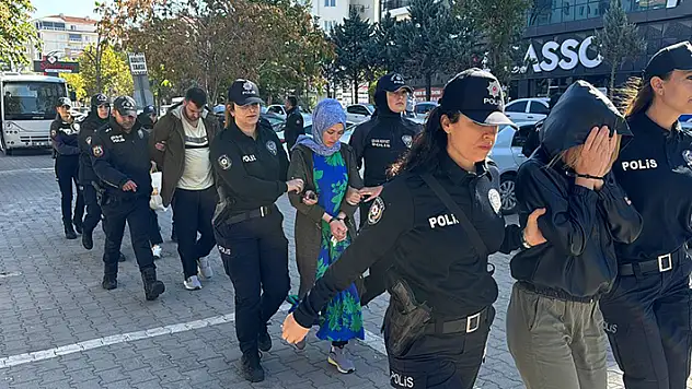 Aksaray merkezli 17 ildeki 'Narkoçelik-41' operasyonunda yakalanan 20 zanlı adliyeye sevk edildi
