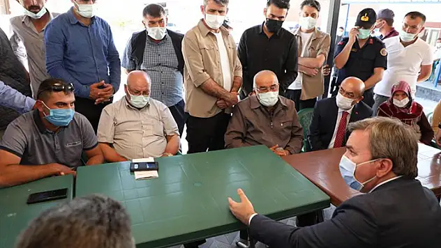 Aksaray Valisi Aydoğdu, arazi anlaşmazlığı nedeniyle 20 yıldır husumetli 2 kardeşi barıştırdı! Gözyaşlarını tutamadı