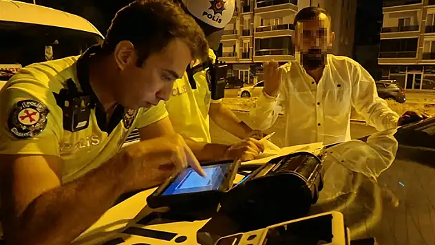 Aksaray'da 0.03 promil fazla çıktı, polise itiraz edip gazeteciye tepki gösterdi