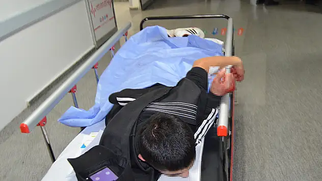 Aksaray'da 15 yaşındaki çocuk, sokakta bıçaklı saldırıya uğradı

