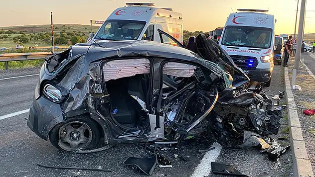 Aksaray'da 2 otomobilin çarpıştığı sıkışmalı kazada 2'si ağır 8 kişi yaralandı