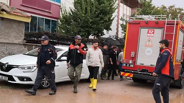 Aksaray'da 4 çocuk tavana kadar sel suyuyla dolan odada kaldı
