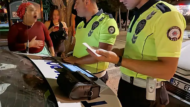 Aksaray'da alkollü kadın sürücü 'Neyse, 6 ay artık gizli kaçak kullanacağız'