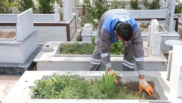 Aksaray'da belediye ekipleri mezarlıkları bayrama hazırlıyor
