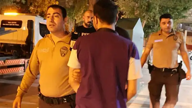 Aksaray'da bir ilginç gözaltı: Geri geri adımlayarak götürüldü
