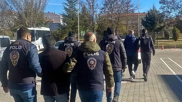 Aksaray'da dolandırıcılık ve veri hırsızlığından aranan 4 şahıs tutuklandı
