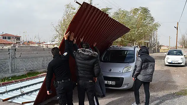 Aksaray'da fırtına seyir halindeki otomobilin üzerine çatı düştü


