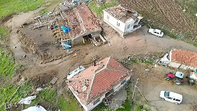 Aksaray'da fırtına ve hortum yıktı geçti
